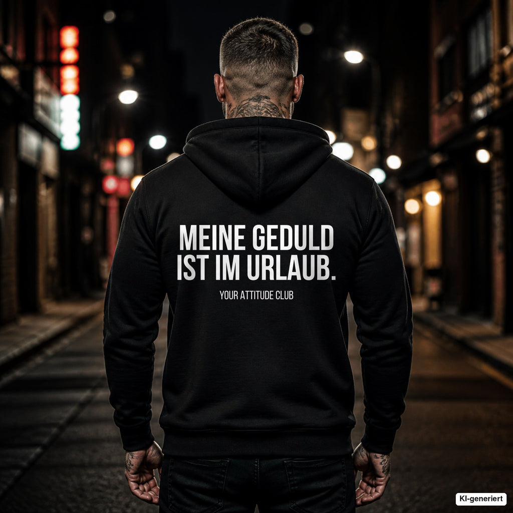 Meine Geduld ist im Urlaub – schwarzer Hoodie mit weißem Backprint, Herren in der Stadt bei Nacht