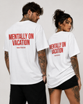 MENTALLY ON VACATION – Weißes Oversize Unisex Shirt mit rotem Backprint, lustiges Statement Shirt, Urlaub Shirt, Sarkasmus T-Shirt, Funny Tee