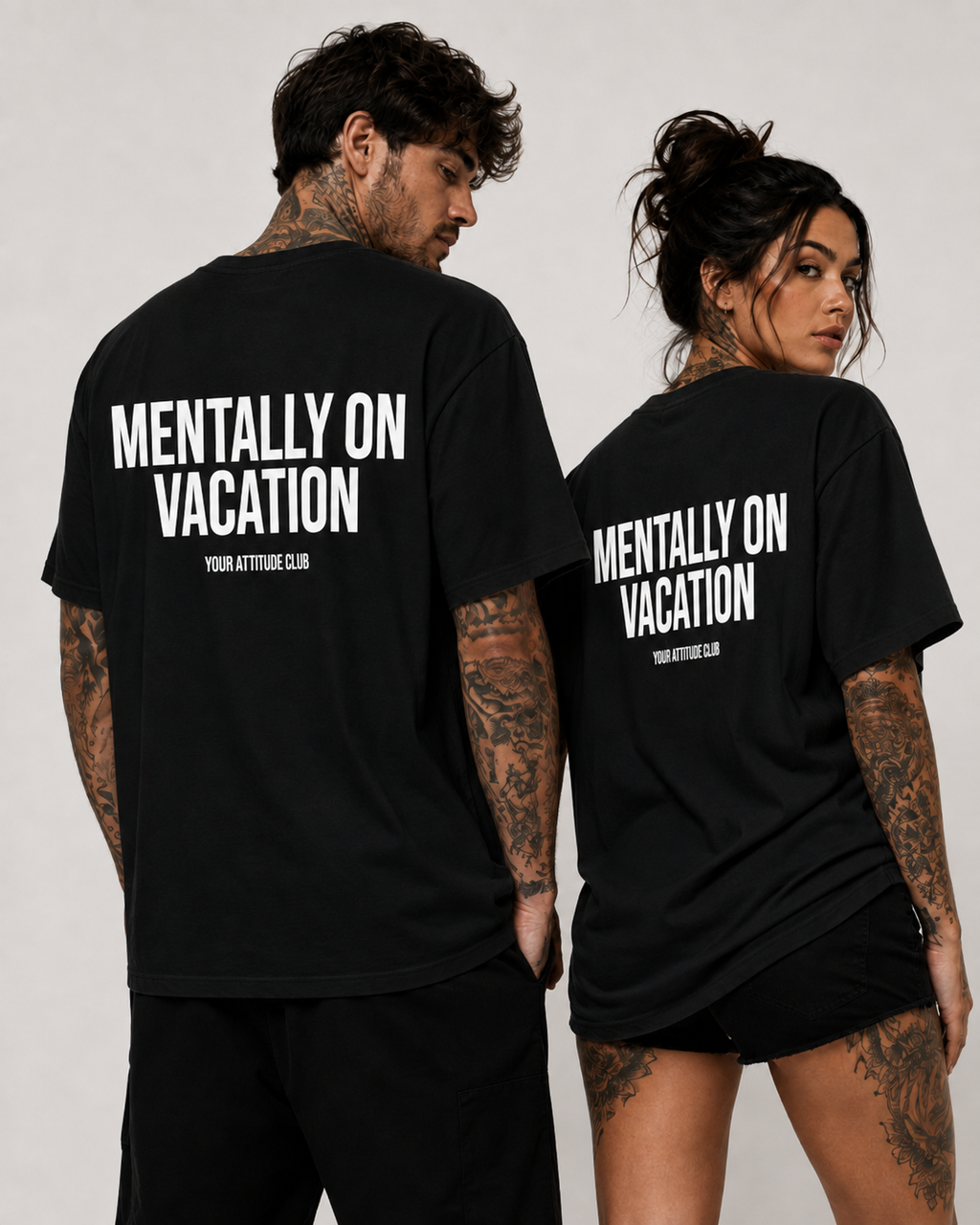 MENTALLY ON VACATION – Weißes Oversize Unisex Shirt mit rotem Backprint, lustiges Statement Shirt, Urlaub Shirt, Sarkasmus T-Shirt, Funny Tee