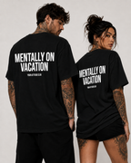 MENTALLY ON VACATION – Schwarzes Oversize Unisex Shirt mit weißem Backprint, lustiges Statement Shirt, Urlaub Shirt, Sarkasmus T-Shirt, Funny Tee