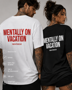 MENTALLY ON VACATION – Weißes Oversize Unisex Shirt mit rotem Backprint, lustiges Statement Shirt, Urlaub Shirt, Sarkasmus T-Shirt, Funny Tee