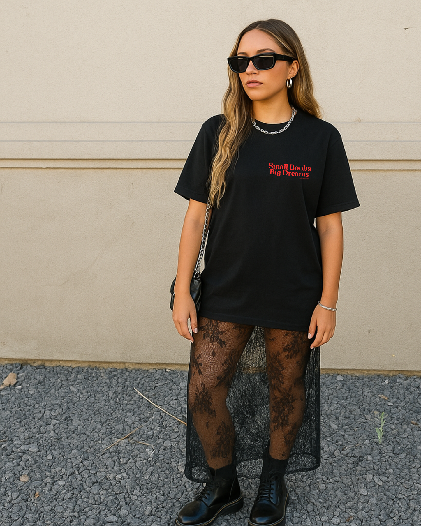 Small Boobs Big Dreams – Oversize Unisex Shirt aus Bio-Baumwolle | Statement T-Shirt mit Front- & Backprint | Streetwear Look