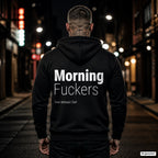 Morning Fuckers – schwarzer Hoodie mit weißem Backprint, Herren in der Stadt bei Nacht