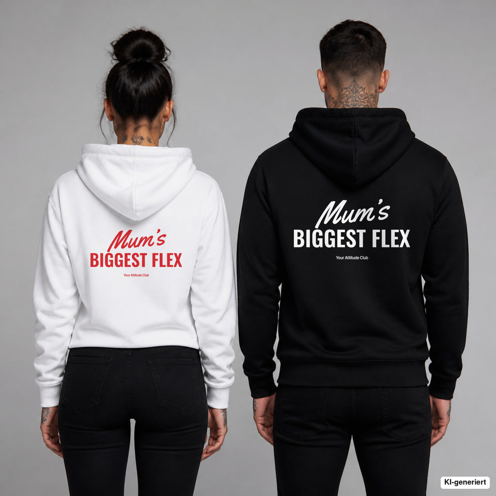 Mum’s Biggest Flex – Hoodie mit Backprint, Frau in Weiß mit rotem und Mann in Schwarz mit weißem Aufdruck