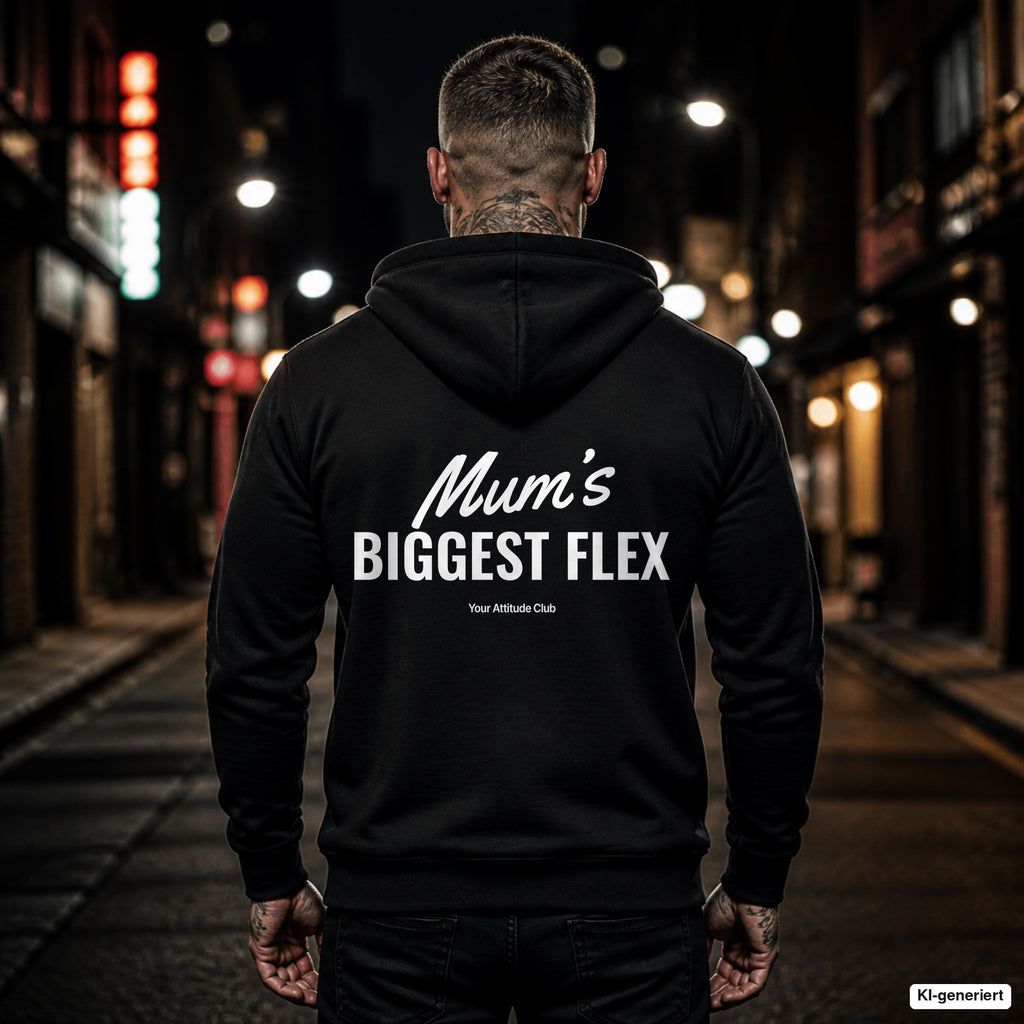 Mum’s Biggest Flex – schwarzer Hoodie mit weißem Backprint, Herren in der Stadt bei Nacht