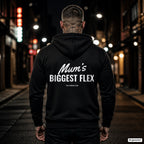Mum’s Biggest Flex – schwarzer Hoodie mit weißem Backprint, Herren in der Stadt bei Nacht