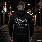 Mum’s Favorite – schwarzer Hoodie mit weißem Backprint, Herren in der Stadt bei Nacht