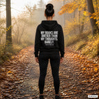 My books are dirtier than my thoughts. Barely. – schwarzer Hoodie mit weißem Backprint, Damen beim Joggen im Herbst