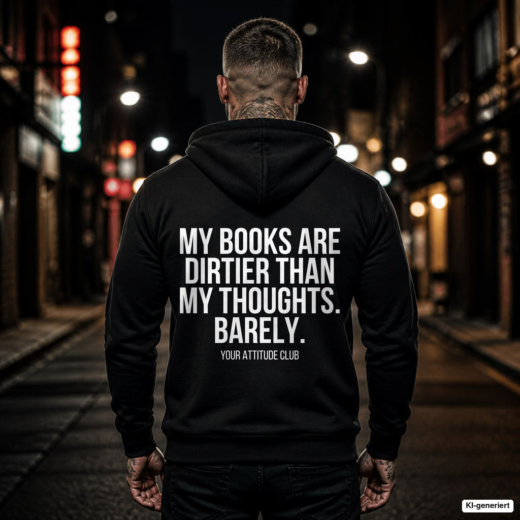 My books are dirtier than my thoughts. Barely. – schwarzer Hoodie mit weißem Backprint, Herren in der Stadt bei Nacht