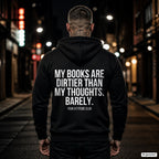 My books are dirtier than my thoughts. Barely. – schwarzer Hoodie mit weißem Backprint, Herren in der Stadt bei Nacht