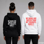 My books are dirtier than my thoughts. Barely. – Hoodie mit Backprint, Frau in Schwarz und Mann in Weiß