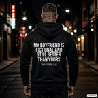 My boyfriend is fictional and still better than yours – schwarzer Hoodie mit weißem Backprint, Herren in der Stadt bei Nacht
