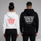 My boyfriend is fictional and still better than yours – Hoodie mit Backprint, Frau in Weiß mit rotem und Mann in Schwarz mit weißem Aufdruck