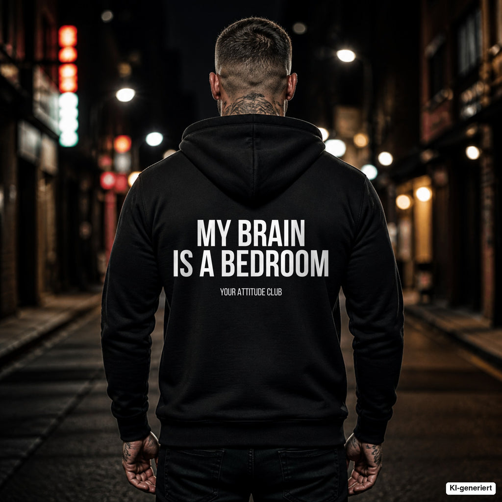 My brain is a bedroom – schwarzer Hoodie mit weißem Backprint, Herren in der Stadt bei Nacht