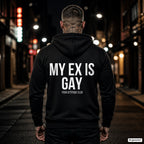 My ex is gay – schwarzer Hoodie mit weißem Backprint, Herren in der Stadt bei Nacht