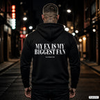 My ex is my biggest fan – schwarzer Hoodie mit weißem Backprint, Herren in der Stadt bei Nacht