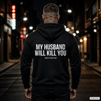 My husband will kill you – schwarzer Hoodie mit weißem Backprint, Herren in der Stadt bei Nacht