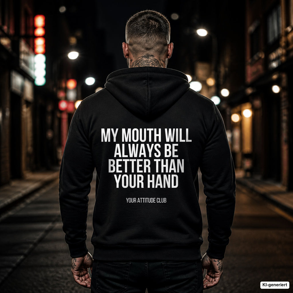 My mouth will always be better than your hand – schwarzer Hoodie mit weißem Backprint, Herren in der Stadt bei Nacht