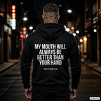 My mouth will always be better than your hand – schwarzer Hoodie mit weißem Backprint, Herren in der Stadt bei Nacht