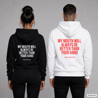 My mouth will always be better than your hand – Hoodie mit Backprint, Frau in Schwarz und Mann in Weiß