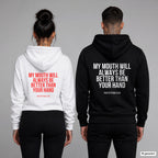 My mouth will always be better than your hand – Hoodie mit Backprint, Frau in Weiß mit rotem und Mann in Schwarz mit weißem Aufdruck
