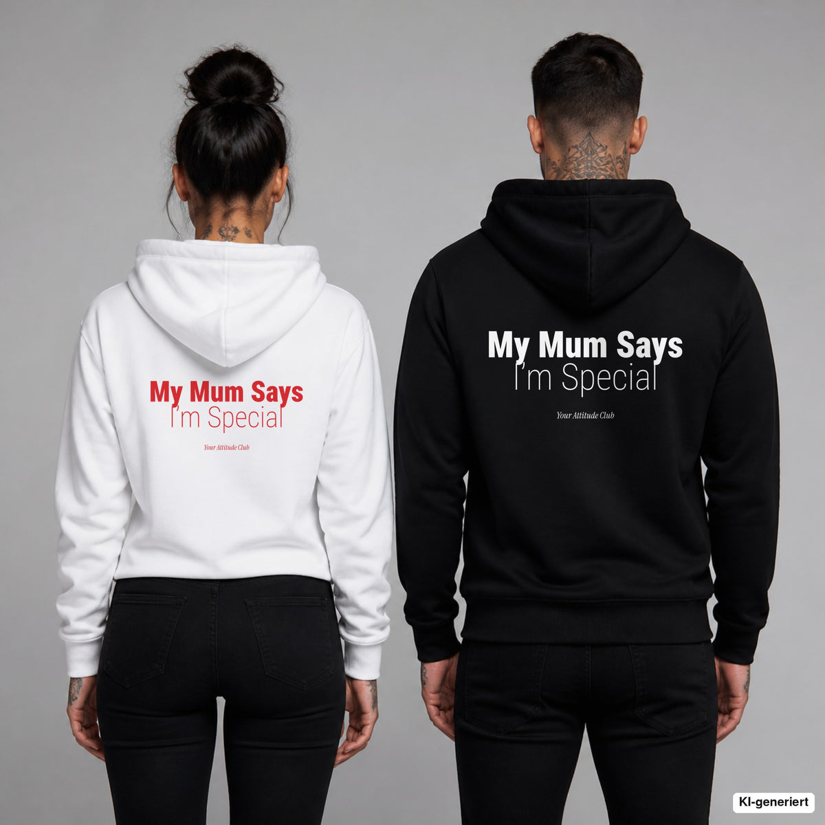 My Mum Says I’m Special – Hoodie mit Backprint, Frau in Weiß mit rotem und Mann in Schwarz mit weißem Aufdruck