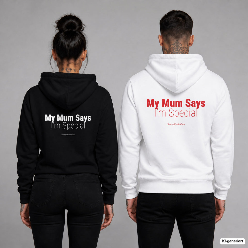 My Mum Says I’m Special – Hoodie mit Backprint, Frau in Schwarz und Mann in Weiß