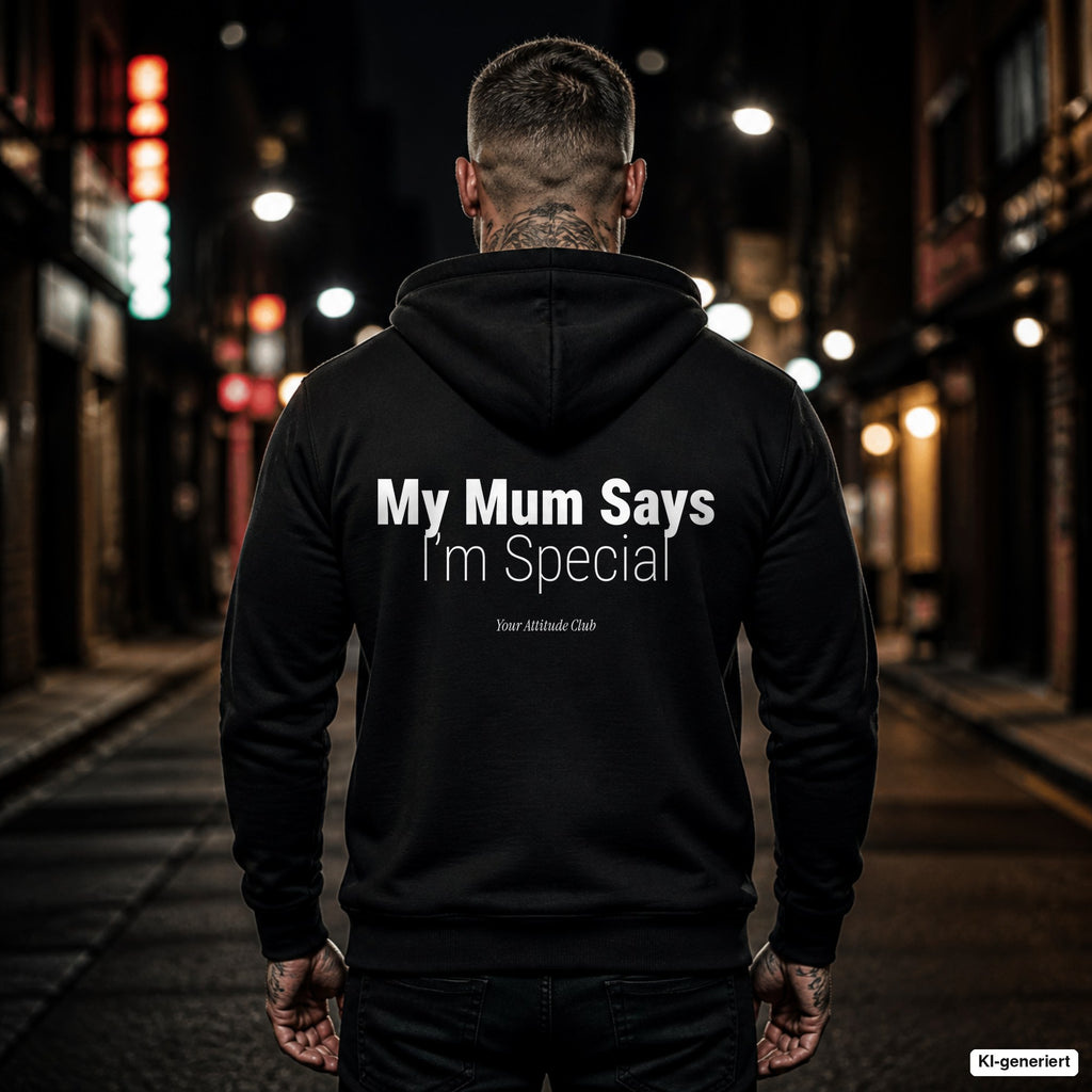 My Mum Says I’m Special – schwarzer Hoodie mit weißem Backprint, Herren in der Stadt bei Nacht