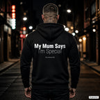 My Mum Says I’m Special – schwarzer Hoodie mit weißem Backprint, Herren in der Stadt bei Nacht
