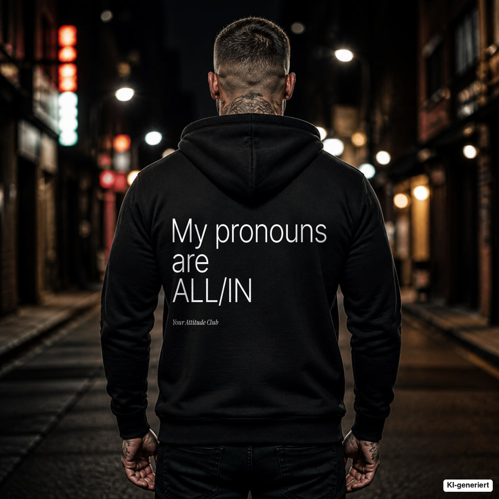 My pronouns are ALL-IN – schwarzer Hoodie mit weißem Backprint, Herren in der Stadt bei Nacht