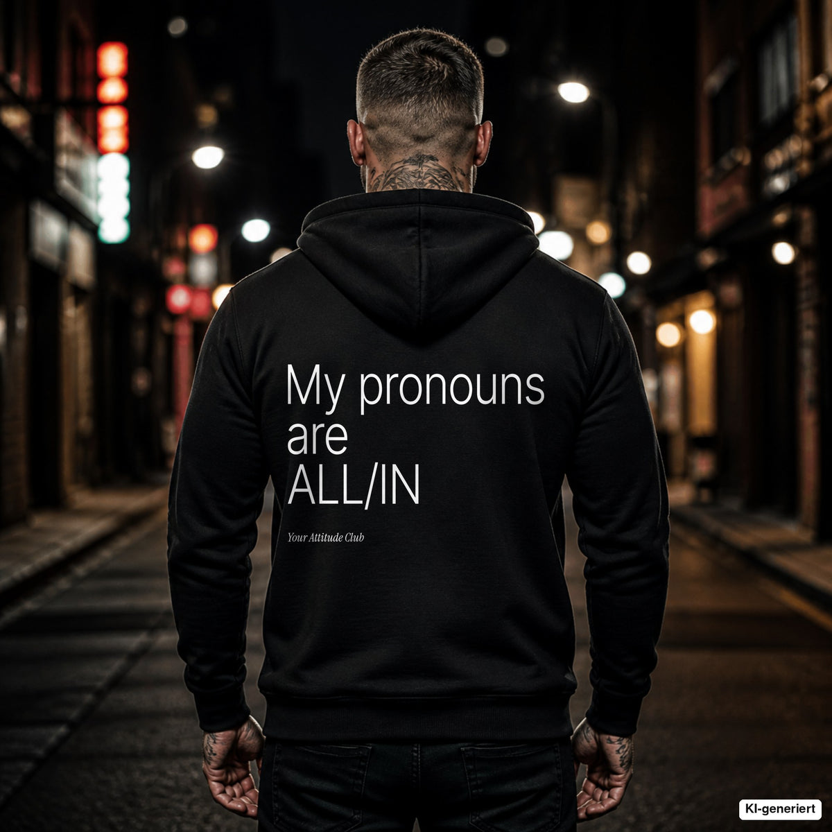 My pronouns are ALL-IN – schwarzer Hoodie mit weißem Backprint, Herren in der Stadt bei Nacht