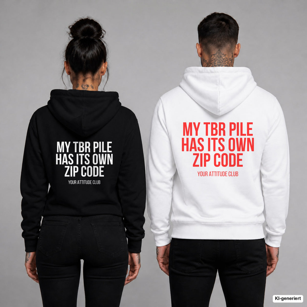 My TBR pile has its own zip code – Hoodie mit Backprint, Frau in Schwarz und Mann in Weiß