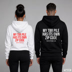 My TBR pile has its own zip code – Hoodie mit Backprint, Frau in Weiß mit rotem und Mann in Schwarz mit weißem Aufdruck