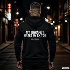 My therapist hates my ex too – schwarzer Hoodie mit weißem Backprint, Herren in der Stadt bei Nacht