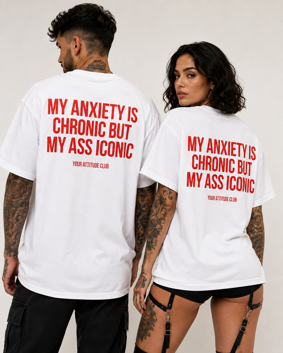 MY ANXIETY IS CHRONIC BUT MY ASS ICONIC – Weißes Oversize Unisex Shirt mit rotem Backprint, lustiges Statement Shirt, Funny Tee, Sarkasmus Shirt