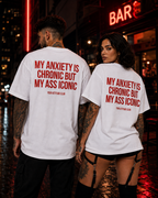 MY ANXIETY IS CHRONIC BUT MY ASS ICONIC – Schwarzes Oversize Unisex Shirt mit weißem Backprint, lustiges Statement Shirt, Funny Tee, Sarkasmus Shirt