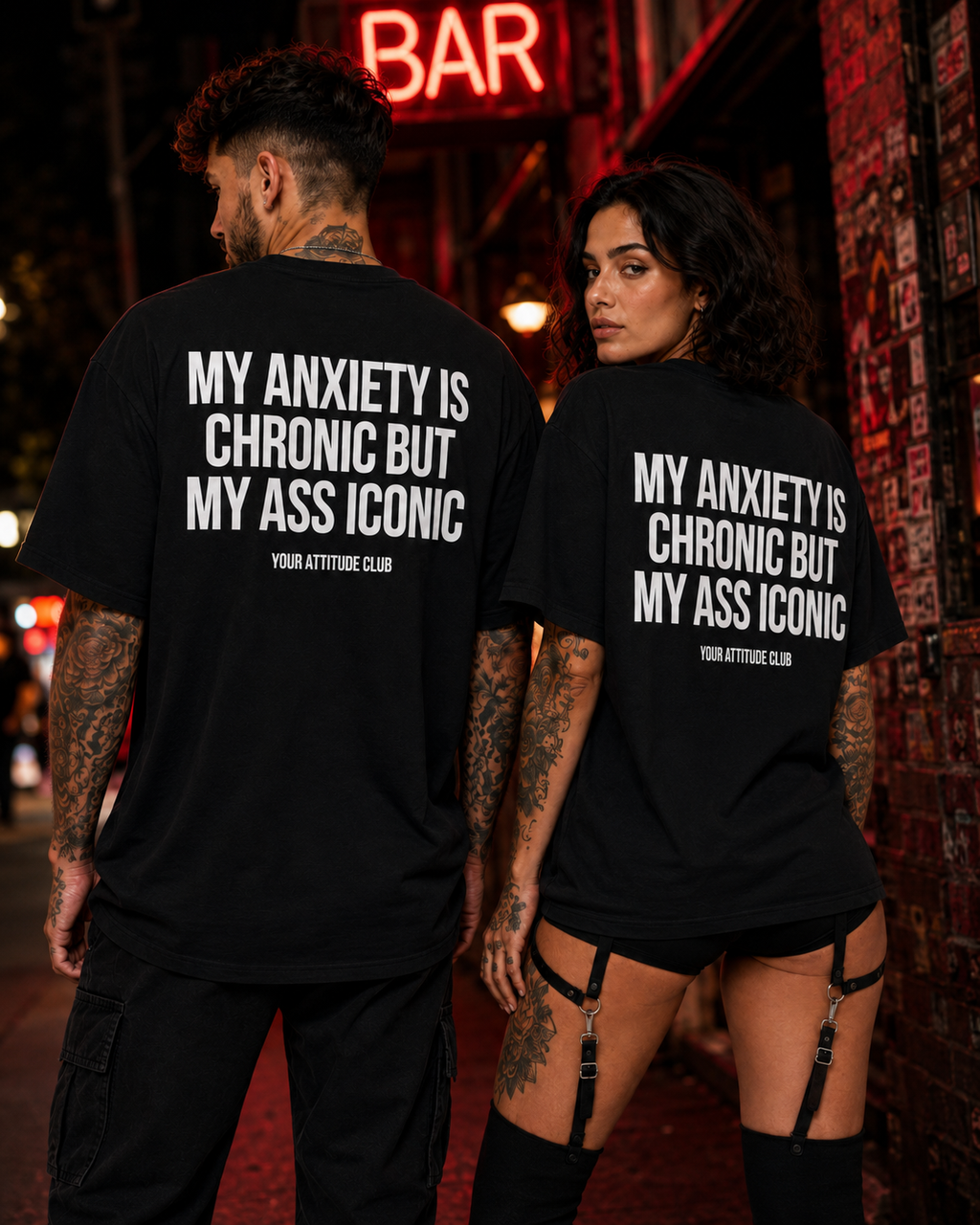 MY ANXIETY IS CHRONIC BUT MY ASS ICONIC – Weißes Oversize Unisex Shirt mit rotem Backprint, lustiges Statement Shirt, Funny Tee, Sarkasmus Shirt