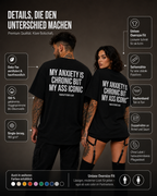 MY ANXIETY IS CHRONIC BUT MY ASS ICONIC – Weißes Oversize Unisex Shirt mit rotem Backprint, lustiges Statement Shirt, Funny Tee, Sarkasmus Shirt