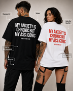 MY ANXIETY IS CHRONIC BUT MY ASS ICONIC – Weißes Oversize Unisex Shirt mit rotem Backprint, lustiges Statement Shirt, Funny Tee, Sarkasmus Shirt