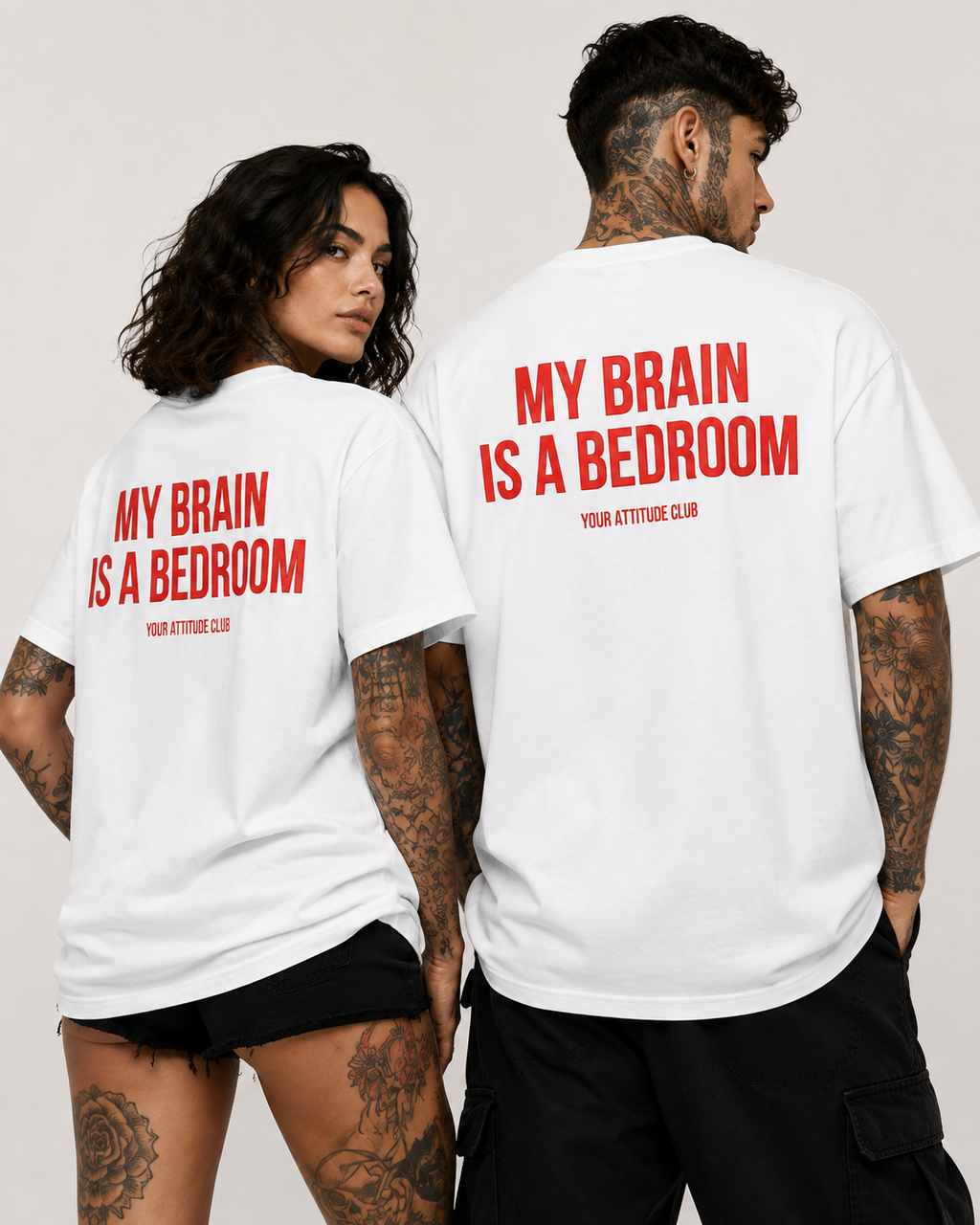 MY BRAIN IS A BEDROOM – Weißes Oversize Unisex Shirt mit rotem Backprint, lustiges Statement Shirt, Funny Tee, Sarkasmus, freches Geschenk