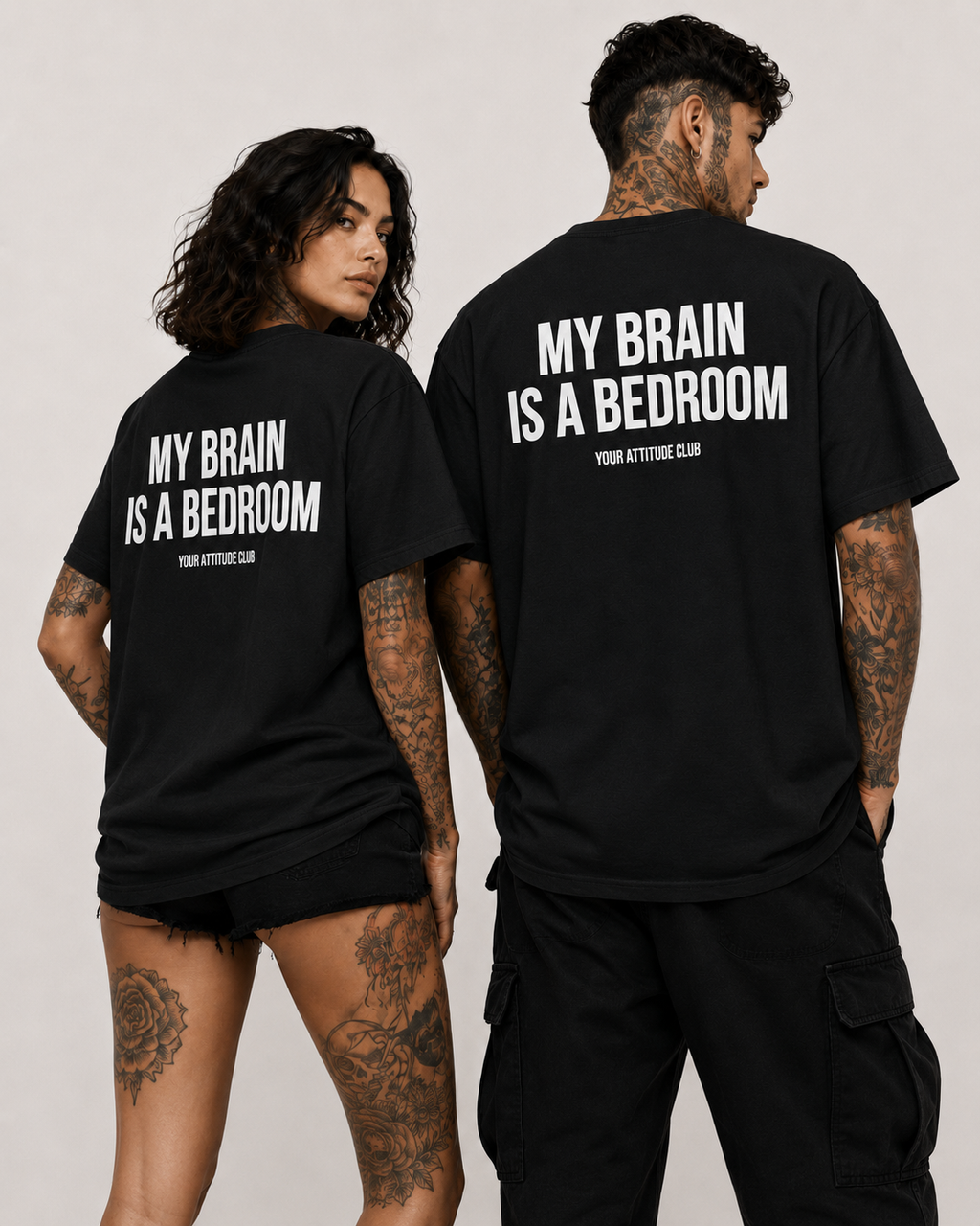 MY BRAIN IS A BEDROOM – Weißes Oversize Unisex Shirt mit rotem Backprint, lustiges Statement Shirt, Funny Tee, Sarkasmus, freches Geschenk