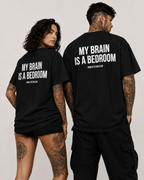 MY BRAIN IS A BEDROOM – Weißes Oversize Unisex Shirt mit rotem Backprint, lustiges Statement Shirt, Funny Tee, Sarkasmus, freches Geschenk