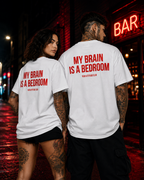 MY BRAIN IS A BEDROOM – Weißes Oversize Unisex Shirt mit rotem Backprint, lustiges Statement Shirt, Funny Tee, Sarkasmus, freches Geschenk