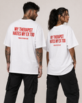 MY THERAPIST HATES MY EX TOO – Weißes Oversize Unisex Shirt mit rotem Backprint, lustiges Ex Freund Shirt, Sarkasmus Shirt, Funny Statement Tee, Geschenk