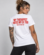 MY THERAPIST HATES MY EX TOO – Unisex Statement T-Shirt Weiß mit rotem Backprint | freches Sprüche Shirt