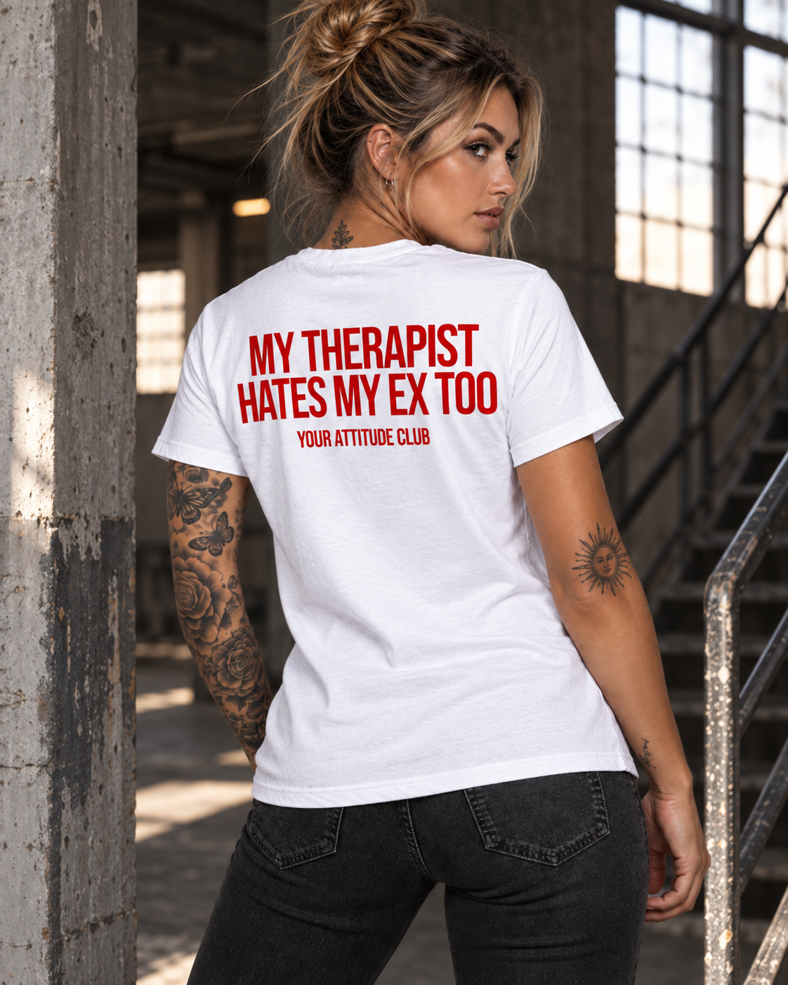 MY THERAPIST HATES MY EX TOO – Unisex Statement T-Shirt Weiß mit rotem Backprint | freches Sprüche Shirt