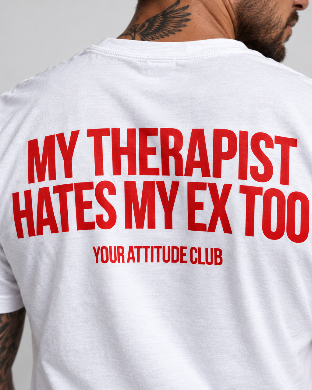 MY THERAPIST HATES MY EX TOO – Unisex Statement T-Shirt Weiß mit rotem Backprint | freches Sprüche Shirt