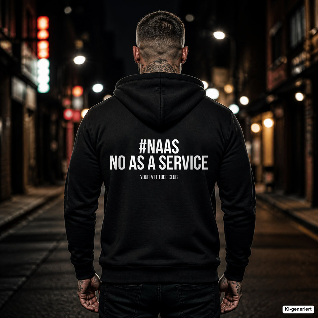 Naas – no as a service – schwarzer Hoodie mit weißem Backprint, Herren in der Stadt bei Nacht