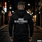 Naas – no as a service – schwarzer Hoodie mit weißem Backprint, Herren in der Stadt bei Nacht