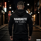 Namaste B*tches – schwarzer Hoodie mit weißem Backprint, Herren in der Stadt bei Nacht